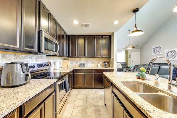 Fridge, microwave, stovetop, dishwasher - Spacious San Antonio Family Retreat Near SeaWorld! (San Antonio)