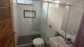 Douche, bidet, serviettes fournies, papier toilette