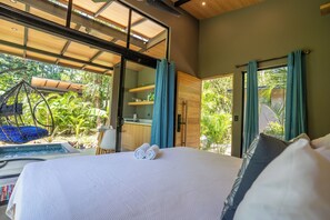 Bungalow, 1 très grand lit, piscine privée, vue jardin