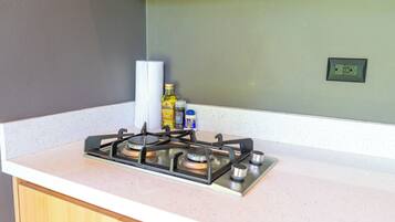 Bungalow, 1 King Bed, Private Pool, Garden View | Private kitchenette