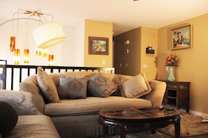 Living area - Superb 5-bedroom house with large 8000 SF lot in Seattle suburb for your getaway (Mountlake Terrace)