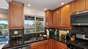 Jääkaappi, mikroaaltouuni, uuni, liesi