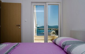 1 bedroom, free WiFi - Awesome apartment in Sreser with house sea view (Sreser)