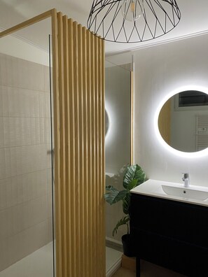 Hair dryer, towels, soap, toilet paper - GITE 2P SWIMMING POOL JACUZZI ON 3 HA OF LAND (Béziers)