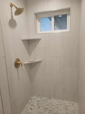 Ducha, secador de pelo, toallas, jabón
