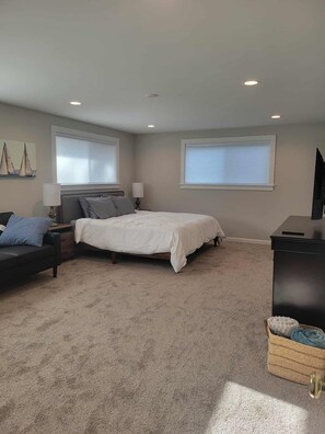 2 bedrooms, desk, iron/ironing board, WiFi