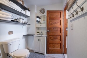 Ducha, secador de pelo, toallas, jabón