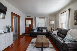 Smart TV - Millie's Cozy Parkside Home (Norfolk)