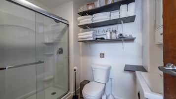 Douche, sĂšche-cheveux, serviettes fournies, savon