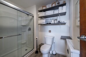 Shower, hair dryer, towels, soap - Millie's Cozy Parkside Home (Norfolk)