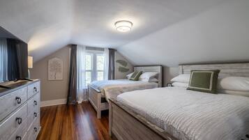 4 dormitoris, escriptori i planxa i posts de planxar