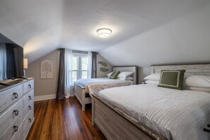 4 habitaciones, escritorio y tabla de planchar con plancha 