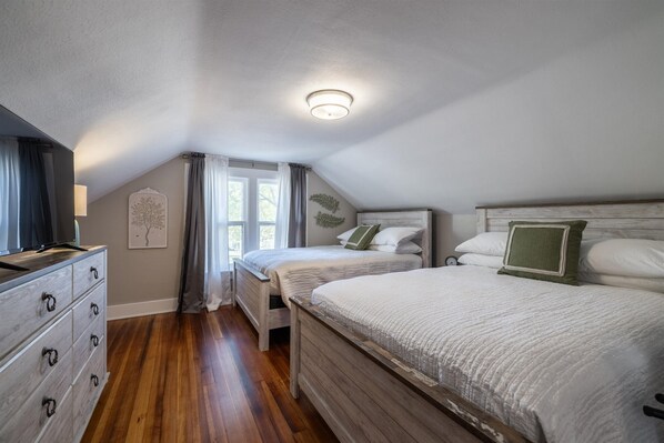 4 bedrooms, desk, iron/ironing board, travel crib - Millie's Cozy Parkside Home (Norfolk)