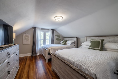 Millie's Cozy Parkside Home