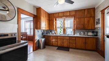 冷蔵庫、電子レンジ、オーブン、コンロ