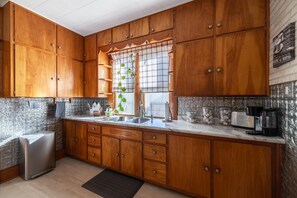 Fridge, microwave, oven, stovetop - Millie's Cozy Parkside Home (Norfolk)