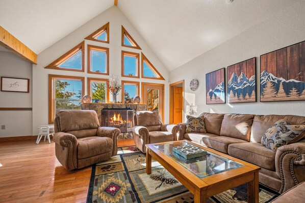 Smart TV, fireplace, DVD player, books - Blessing in Da Skies (Lake Lure)