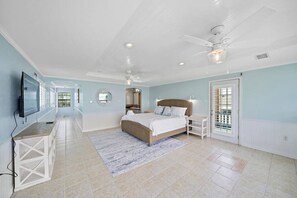 5 bedrooms, desk, iron/ironing board, travel cot