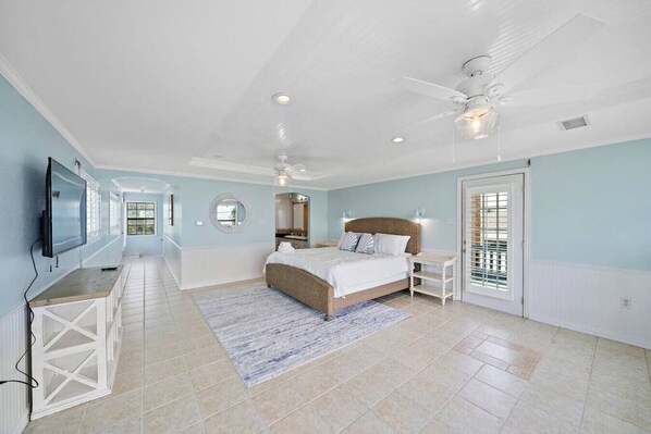 5 室のベッドルーム、デスク、アイロン / アイロン台、旅行用ベビーベッド