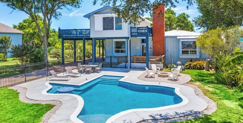 Peaceful Retreat with Texas-Shaped Pool