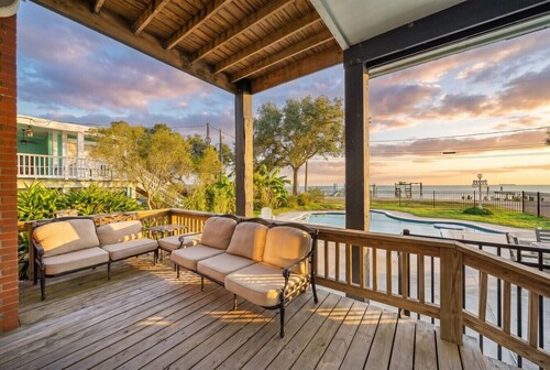 Peaceful Retreat with Texas-Shaped Pool