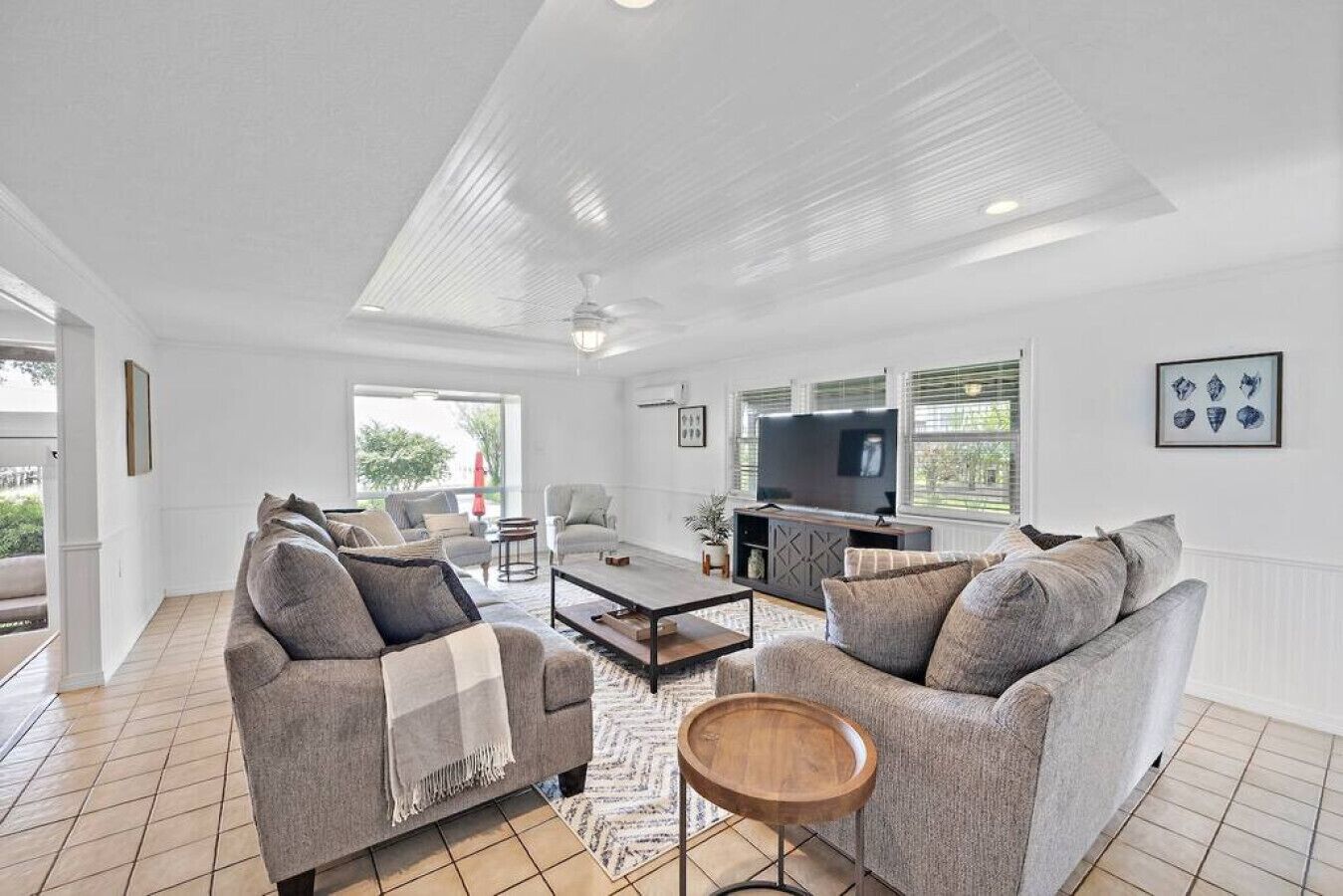 Una televisión, videojuegos, un futbolín, una mesa de tenis de mesa