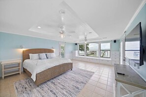 5 habitaciones, escritorio y tabla de planchar con plancha 