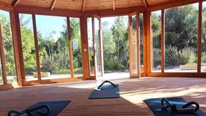 A covered wooden deck with exercise mats and kettlebells. - Villa Octagon-with private pool&Heated Jacuzzi-13 min from center Essaouira  (Essaouira)
