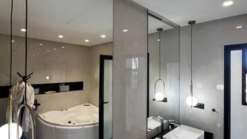 Handtücher, Seife, Shampoo, Toilettenpapier