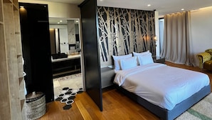 A modern bedroom with a large bed, a wardrobe, a mirror, and a patterned wall. - Villa Octagon-with private pool&Heated Jacuzzi-13 min from center Essaouira  (Essaouira)