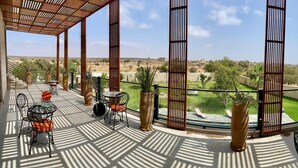 A balcony with a view of a green landscape and distant buildings. - Villa Octagon-with private pool&Heated Jacuzzi-13 min from center Essaouira  (Essaouira)