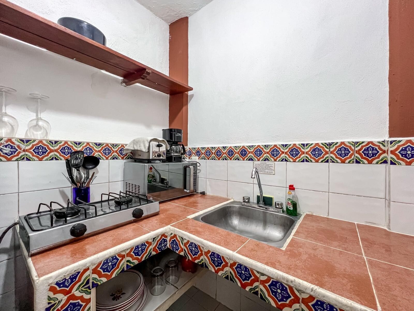 Kühlschrank, Mikrowelle, Herdplatte, Wasserkocher mit Kaffee-/Teezubehör