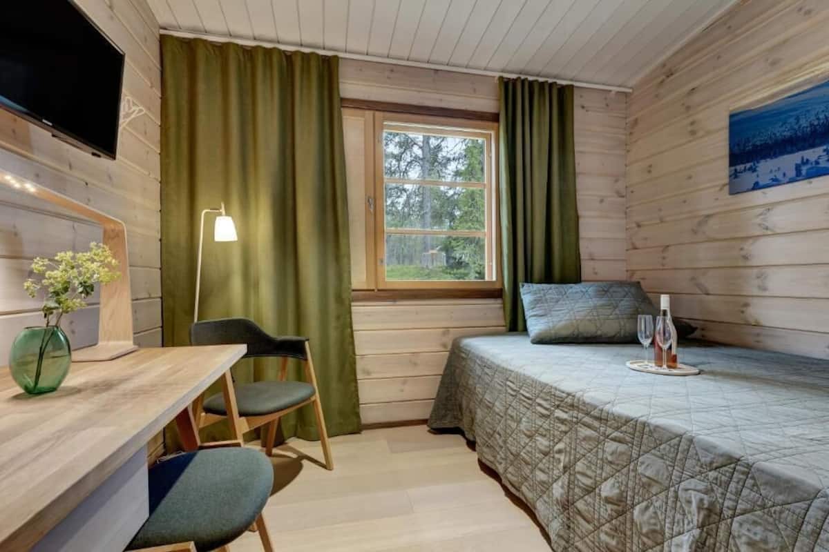 Double Room, 1 Double Bed, Private Bathroom, Garden View | Blackout drapes, iron/ironing board (on request), WiFi (free)