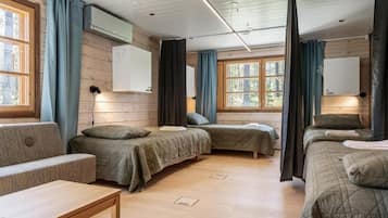 Dormitorio compartido, dormitorio mixto, baño compartido, vista al jardín | Cortinas blackout, tabla de planchar con plancha y wifi gratis