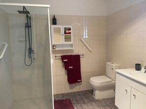Een douche, een haardroger, handdoeken, zeep