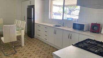 Een koelkast, een microgolfoven, een oven, een kookplaat