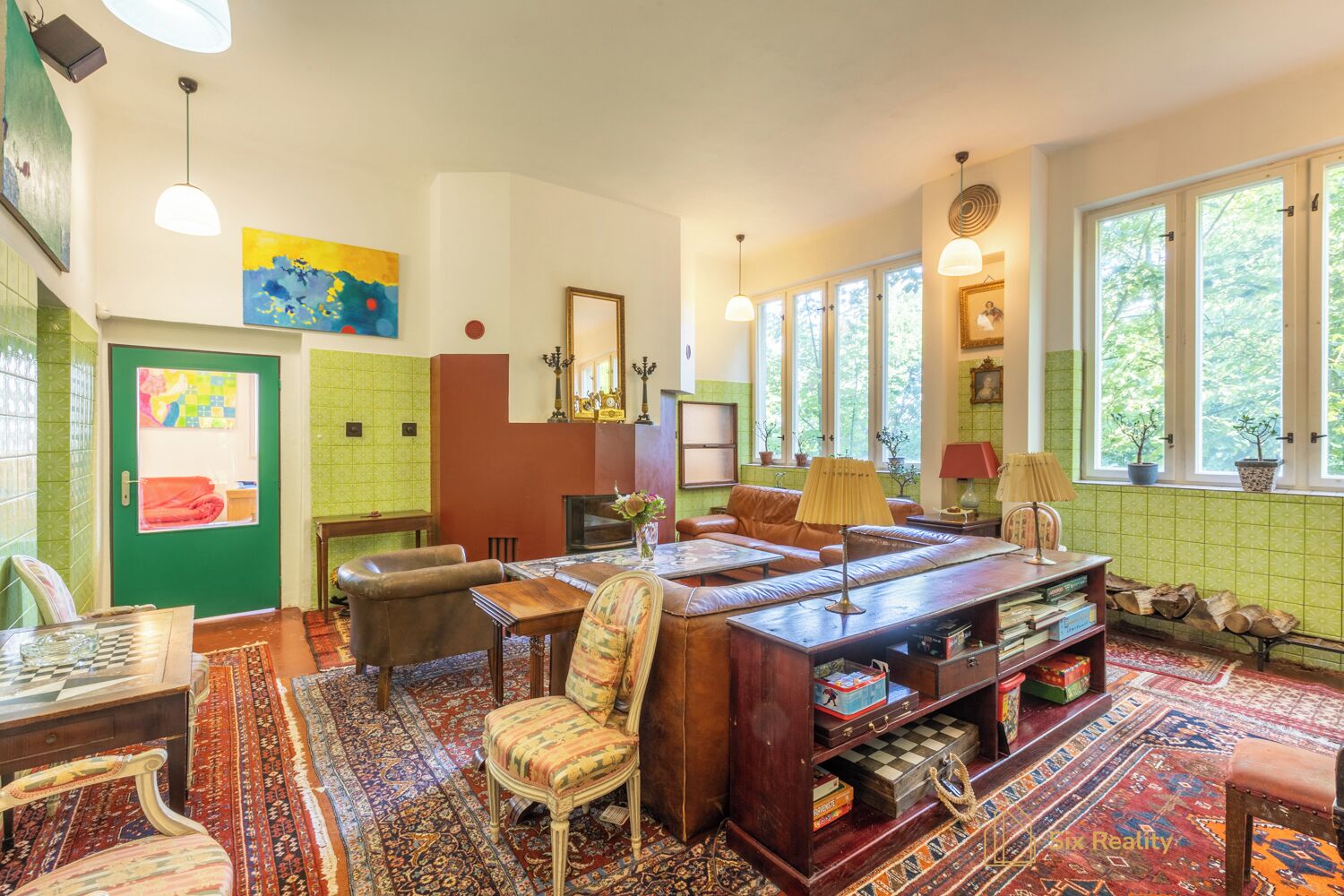 Televisión, chimenea, mesa de ping pong, libros