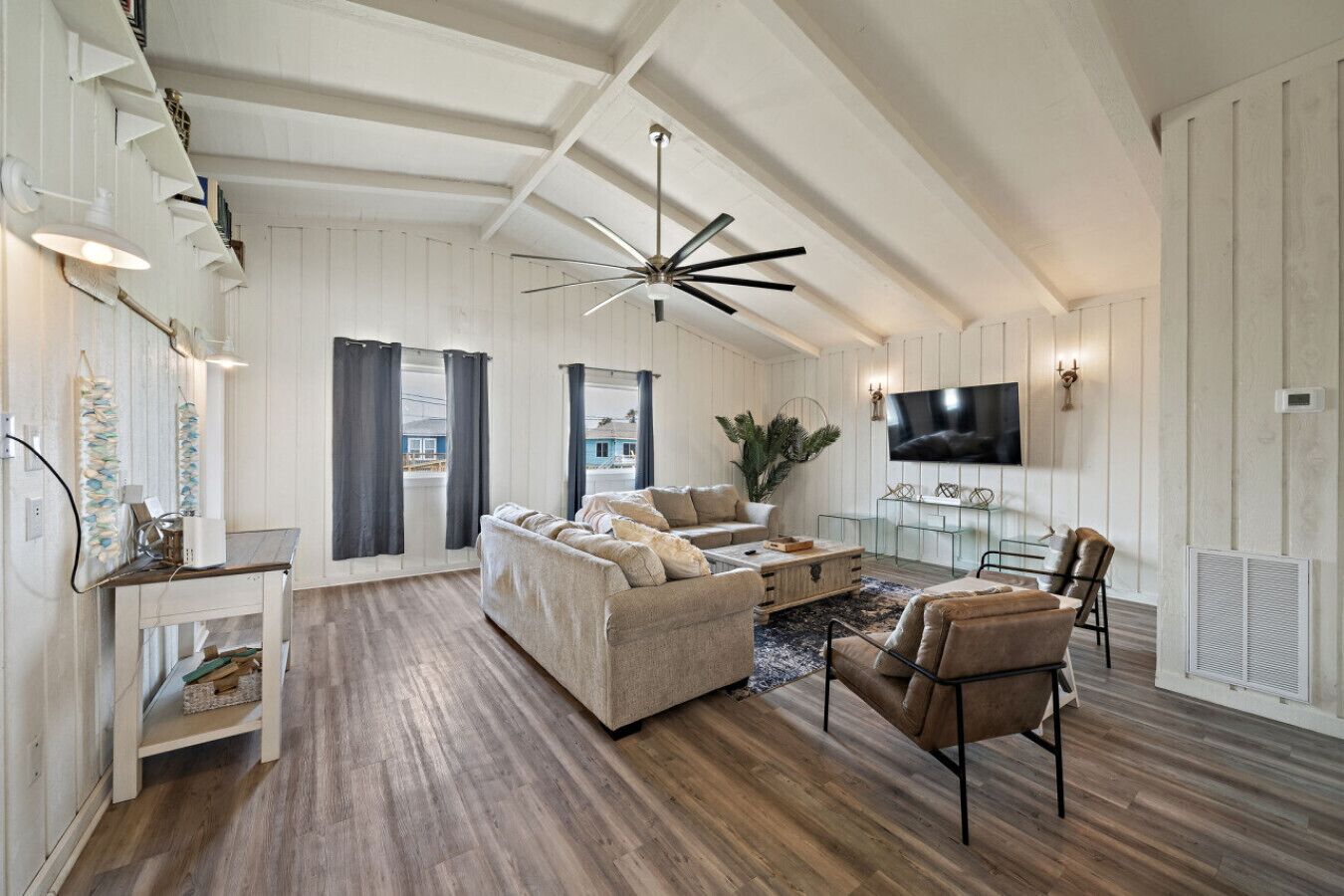 Een televisie, videogames, tafelvoetbal en een tafeltennistafel