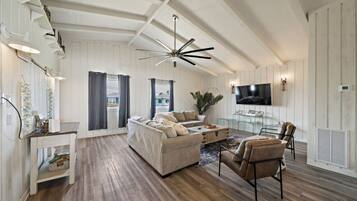 Télévision, jeux vidéo, baby-foot, table de tennis de table