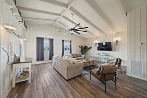 Fernseher, Videospiele, Tischfußball, Tischtennisplatte