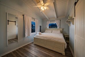 5 habitaciones, escritorio y tabla de planchar con plancha 