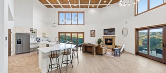 The Retreat at Rainbow Vista - Sleeps 24 •Epic Views •HotTub •Theater/Games Room