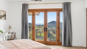 6 bedrooms, iron/ironing board, WiFi, bed sheets