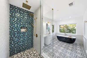 Haartrockner, Handtücher, Seife, Toilettenpapier