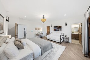 6 bedrooms, iron/ironing board, WiFi, bed sheets