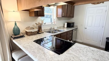 Køleskab, mikrobølgeovn, ovn, kogeplade