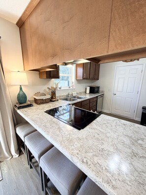 Fridge, microwave, oven, stovetop - Charming Brick Rambler in the center of Wilmington (Wilmington)