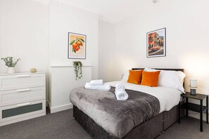 Desk, iron/ironing board, travel cot, free WiFi - Charming Central Leicester 4 Bed Accommodation (Leicester)
