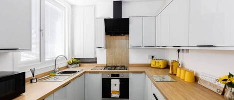 Kjøleskap, mikrobølgeovn, ovn og kokeplater