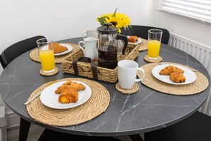 Breakfast meal - Charming Central Leicester 4 Bed Accommodation (Leicester)